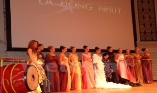 Hoa hậu Áo diện áo lụa Hà Đông tại kinh đô âm nhạc thế giới