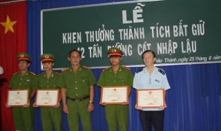 Ban Chỉ đạo 389: Khen thưởng tập thể và cá nhân có thành tích bắt giữ 42 tấn đường lậu
