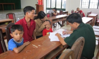 Đồn Biên phòng Mộc Bài: Trao trả về Tây Nguyên 8 người dân tộc J’Rai vượt biên trái phép