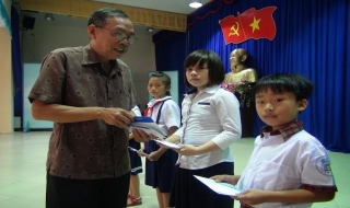 Trảng Bàng: Trao học bổng tiếp sức đến trường