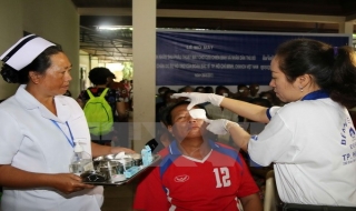 Việt Nam giúp đem lại ánh sáng cho các bệnh nhân nghèo tại Lào