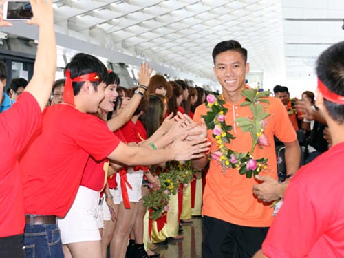 Trung vệ Quế Ngọc Hải trong vòng vây người hâm mộ Việt Nam Ảnh: VFF Trung vệ Quế Ngọc Hải trong vòng vây người hâm mộ Việt Nam Ảnh: VFF