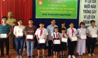 Thành phố Tây Ninh trao học bổng Tiếp sức đến trường