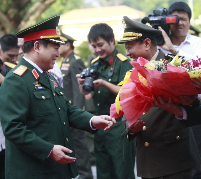 Thượng tướng Ngô Xuân Lịch (trái) tặng hoa đại tướng Niêng Phát - Ảnh: V.V.T.