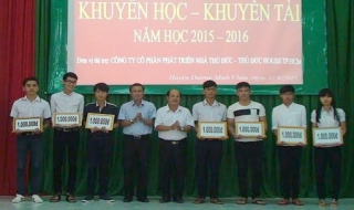 Huyện Dương Minh Châu: Trao tặng  hơn 130 suất học bổng cho học sinh, sinh viên