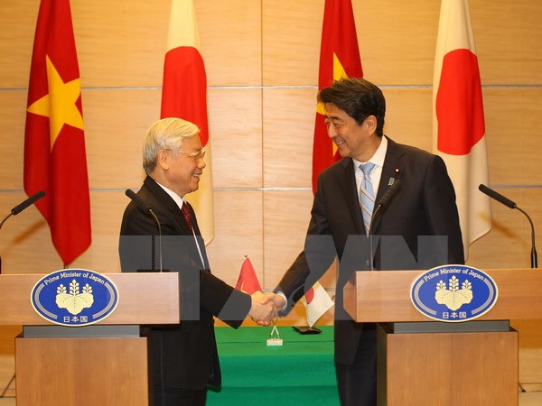 Tổng Bí thư Nguyễn Phú Trọng và Thủ tướng Nhật Bản Shinzo Abe sau khi kết thúc họp báo chung. (Ảnh: Trí Dũng/TTXVN)