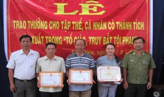 Tân Biên: Trao thưởng đột xuất cho 3 cá nhân có thành tích tố giác, truy bắt tội phạm