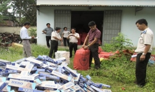 Tân Biên: Thiêu huỷ gần 13.000 gói thuốc lá ngoại nhập lậu