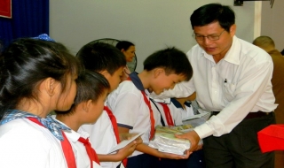 Hội Khuyến học Gò Dầu: Trao học bổng tiếp sức đến trường