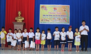 Trao quà Trung thu cho trẻ em nghèo huyện Bến Cầu