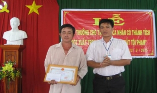 Tân Biên: Khen thưởng đột xuất 2 cá nhân có thành tích tố giác, truy bắt tội phạm