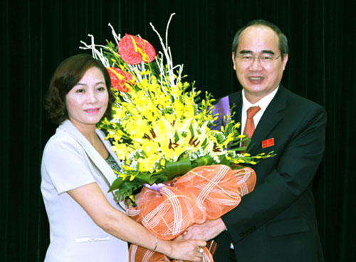 Chủ tịch MTTQ Việt Nam Nguyễn Thiện Nhân chúc mừng bà Nguyễn Thị Thanh, tân Bí thư Tỉnh ủy Ninh Bình. 