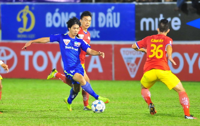 Công Phượng (trái) trong màu áo CLB Hoàng Anh Gia Lai. Ảnh: S.H