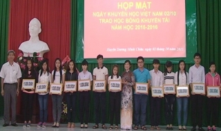 Huyện Dương Minh Châu: Trao học bổng cho học sinh thi đậu ĐH