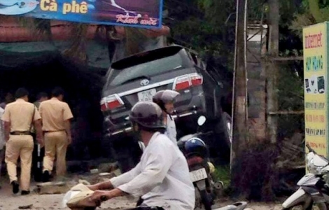 Ôtô mất lái lao vào quán cà phê