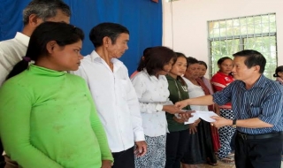 Văn phòng Ủy ban dân tộc tại TP.Hồ Chí Minh thăm, tặng quà đồng bào dân tộc Khmer ở Tân Châu
