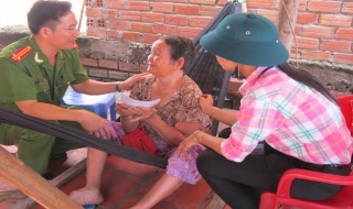Trường Cao đẳng CSND II thăm gia đình chính sách ở Bến Cầu