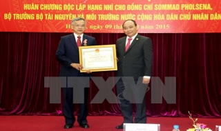 Trao tặng Huân chương Độc lập hạng Nhì cho Bộ trưởng Lào