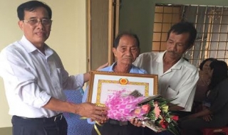 Thành phố Tây Ninh: Trao huy hiệu 50, 40 năm tuổi đảng cho 2 đảng viên
