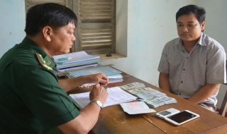 Bắt giữ đối tượng vận chuyển trái phép 15.000 USD qua biên giới