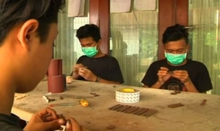 Nghệ nhân Indonesia biến gỗ thải thành những chiếc đồng hồ tinh xảo