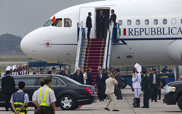Chuyên cơ chở Tổng thống Italia Sergio Mattarella hạ cánh xuống sân bay Nội Bài trưa 5-11 - Ảnh: Việt Dũng