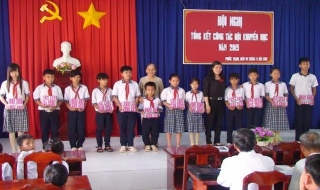 Gò Dầu: Trao học bổng khuyến học cho sinh viên, học sinh nghèo