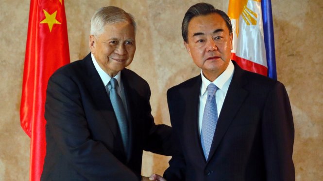 Ông Vương Nghị (phải) và người đồng cấp Philippines Albert Del Rosario - Ảnh: AP