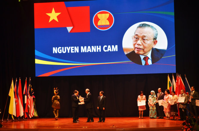 Thứ trưởng Bộ Công thương thay mặt Nguyên Phó thủ tướng, Bộ trưởng Ngoại giao Nguyễn Mạnh Cầm nhận giải thưởng Người dân ASEAN 2015 trong lễ trao giải ngày 21-11 tại Malaysia - Ảnh: Q. Trung