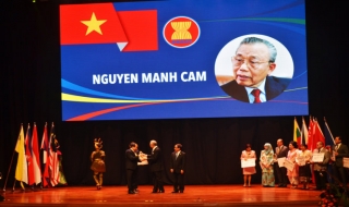 Ông Nguyễn Mạnh Cầm được trao giải thưởng Người dân ASEAN 2015
