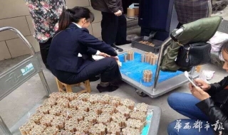 Bà mẹ gây kinh ngạc khi dùng 250kg tiền xu để mua nhà cho con