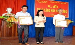 Tân Châu: Trao tặng huy hiệu 50, 30 năm tuổi Đảng