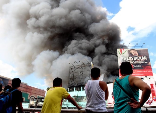 Quiapo-Recto-fire2640-Angel-Santos-12042015.jpg