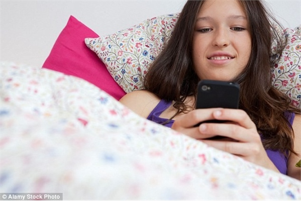 Thói quen lướt Facebook khiến giới trẻ khó ngủ, học kém
