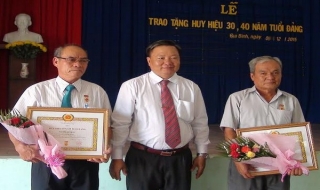 Trảng Bàng: Trao huy hiệu 40, 30 năm tuổi Đảng