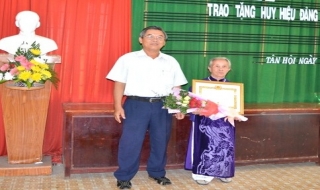 Tân Châu: Trao tặng huy hiệu 50 năm tuổi Đảng