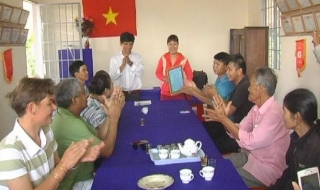 Đoàn từ thiện TP.Hồ Chí Minh tặng quà cho hộ nghèo ở huyện Dương Minh Châu