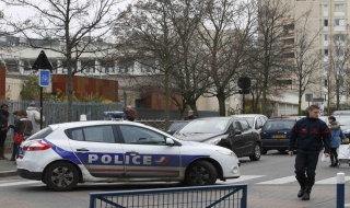 Một thầy giáo ở Paris bị nghi phạm IS đâm nhiều nhát