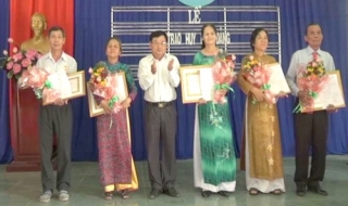 Đảng bộ thị trấn Dương Minh Châu: Trao huy hiệu 30, 40 và 50 năm tuổi Đảng
