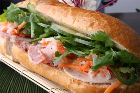 Người bị tim mạch không nên ăn nhiều bánh mì.