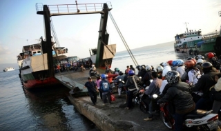 Chìm phà tại Indonesia, gần 100 người mất tích