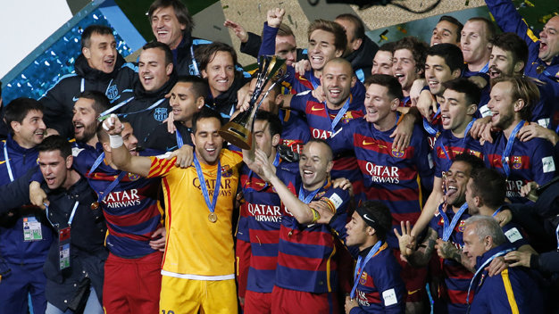 Các cầu thủ Barcelona và chức vô địch FIFA Club World Cup 2015. Ảnh: Reuters