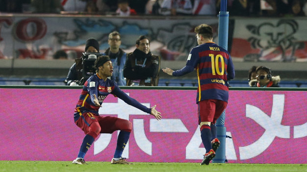Niềm vui của Messi (phải) và Neymar sau khi mở tỉ số cho Barcelona. Ảnh: Reuters