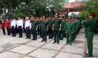 Đoàn đại biểu thành phố Tây Ninh, huyện Châu Thành và Sư đoàn Bộ binh 5 viếng nghĩa trang liệt sĩ