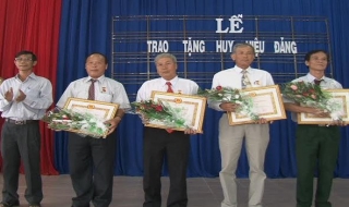 Châu Thành: Trao huy hiệu 40 và 30 năm tuổi Đảng