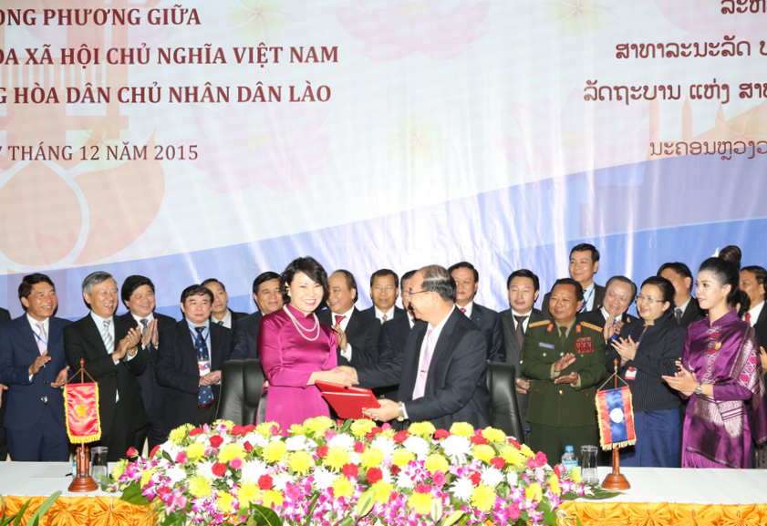 Thứ trưởng, Tổng Giám đốc BHXH Việt Nam Nguyễn Thị Minh và đại diện Bộ Lao động và Phúc lợi xã hội Lào ký kết Biên bản ghi nhớ hợp tác về xây dựng năng lực cán bộ thực hiện chính sách an sinh xã hội, giai đoạn 2016-2020. Ảnh: VGP/Lê Sơn