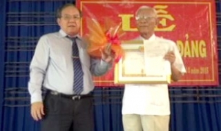 Huyện Dương Minh Châu: Trao huy hiệu 55 năm tuổi Đảng