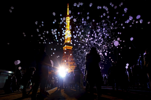 Người dân Nhật Bản thả bóng bay trước tháp Tokyo. Ảnh: Reuters
