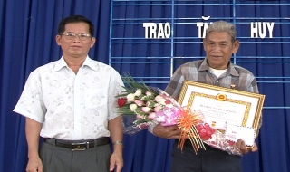 Châu Thành: Đảng viên người dân tộc nhận huy hiệu 55 năm tuổi Đảng