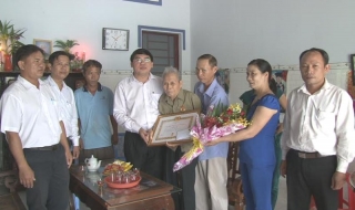 Châu Thành: Trao tặng lão thành cách mạng huy hiệu 65 năm tuổi Đảng